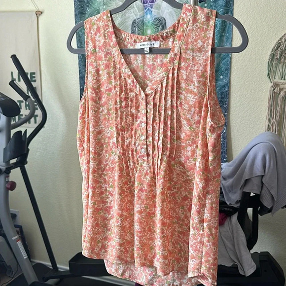 Rose + Olive Sleeveless coral floral blouse that buttons up the front. Large - Picture 1 of 3